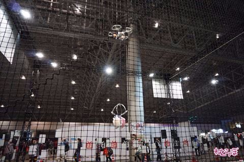 超ドローンが景品をキャッチ