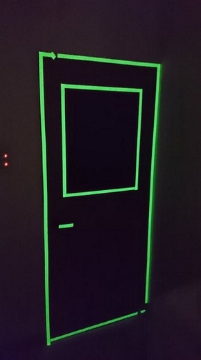 たぬTwitterドアにテープを貼る