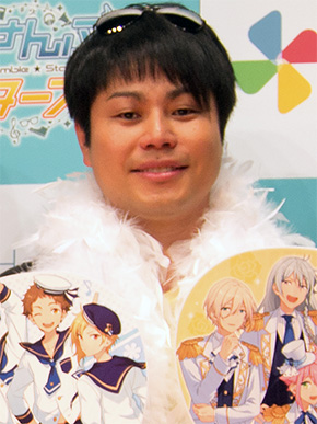 ノンスタイル 井上裕介 うちわを持つ