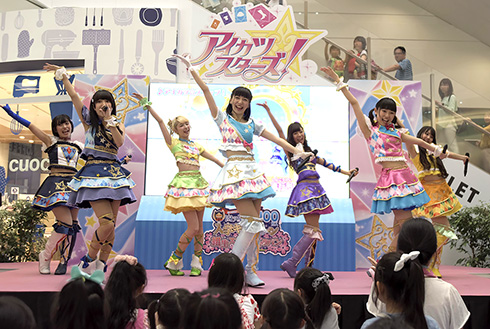 AIKATSU☆STARS！ミニライブの様子