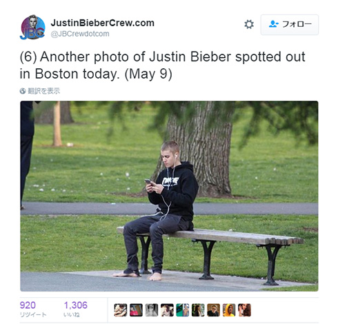 はだしでベンチに腰掛けるジャスティン