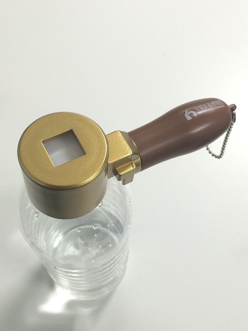 ブレーキハンドル型のペットボトルオープナー