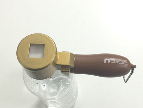 ブレーキハンドル型のペットボトルオープナー