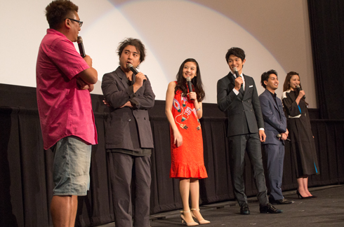 「HK/変態仮面 アブノーマルクライシス」舞台あいさつ壇上