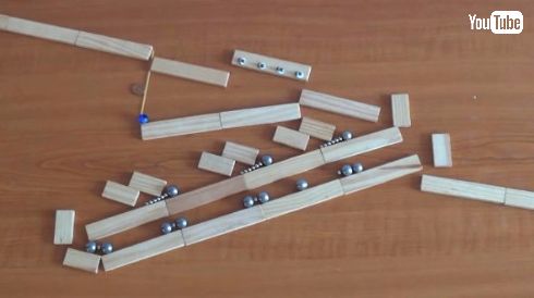 マグネットピタゴラ装置