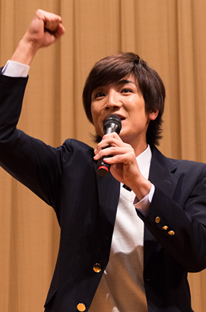 「燐寸少女」本田剛文 ガッツポーズ