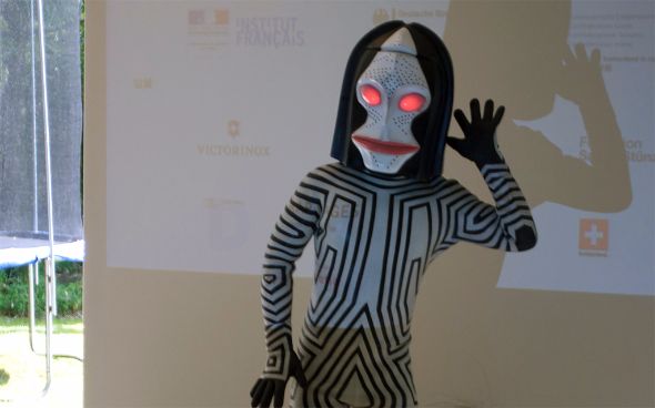 ダダイズム100周年フェスティバル記者発表会に宇宙人ダダが乱入！