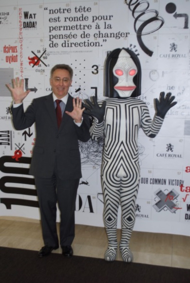 ダダとともにノリノリのブーヘル駐日大使