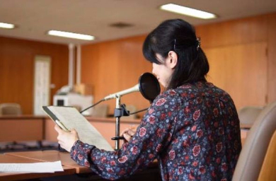 音声広報録音中の三石さん