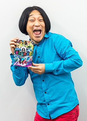 「Ω」を手にする永野