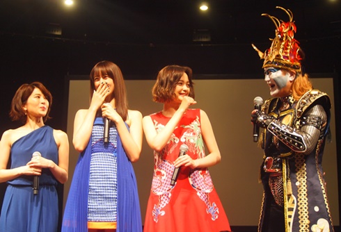 映画「貞子vs伽椰子」完成記念イベントの山本美月さん、玉城ティナさん、佐津川愛実さん、デーモン閣下