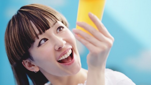 麦とホップCMカエラ編グラスへ注ぐ