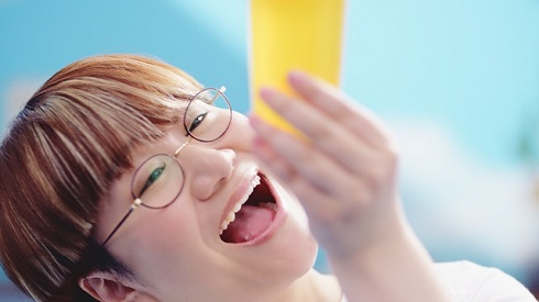 麦とホップCM春菜編グラスへ注ぐ