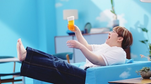 麦とホップCM春菜編ソファーへ飛び込む