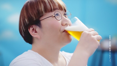 麦とホップCM春菜編ノドへ流し込む