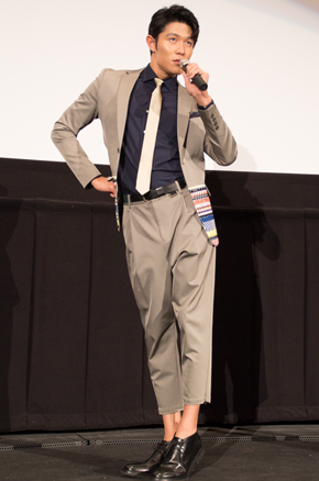 「HK/変態仮面 アブノーマルクライシス」 アブノーマルナイト 鈴木亮平 腰の動きを実演