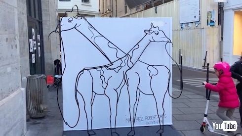 キリンからゾウに変わるアート