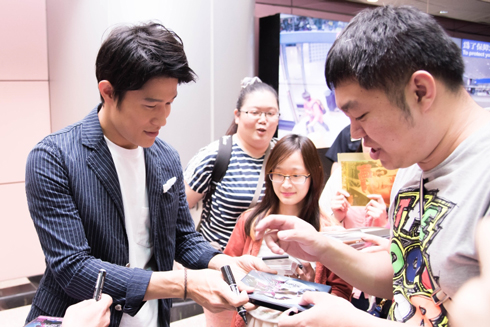 「HK/変態仮面 アブノーマルクライシス」 台湾キャンペーン 鈴木亮平 サインに応じる