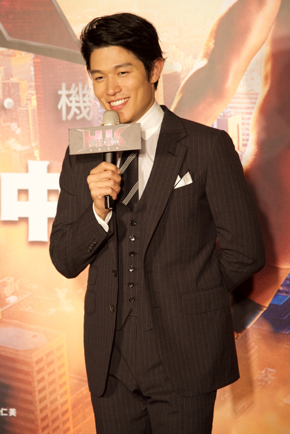 「HK/変態仮面 アブノーマルクライシス」 台湾キャンペーン 鈴木亮平 舞台あいさつ マイクを片手に