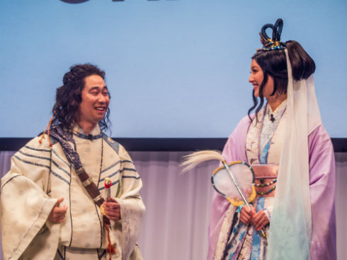 au発表会の前野朋哉さんと菜々緒さん