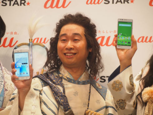 スマホを掲げる前野朋哉さん