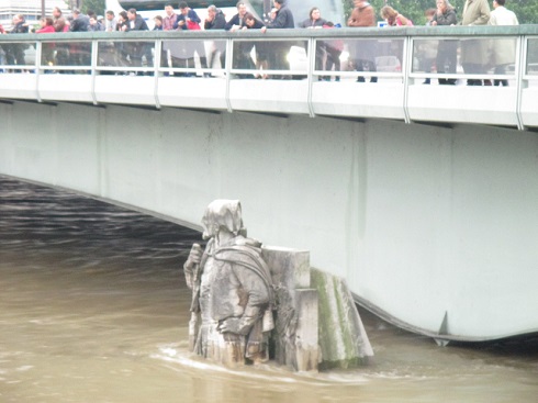 パリの洪水で半身が浸かるアルマ橋のズアーブ像