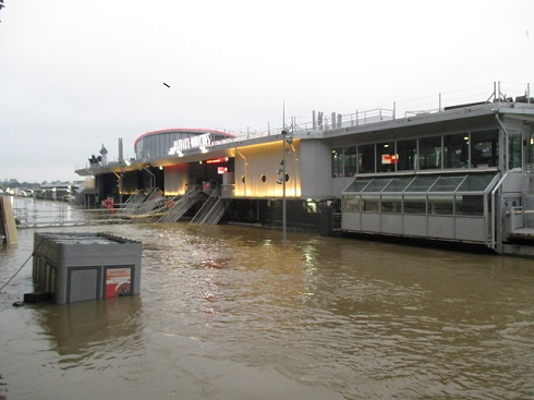 洪水で乗り場が水に浸かったバトー・ムーシュ