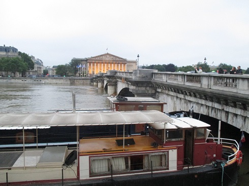 増水で船が通れなくなってしまったコンコルド橋