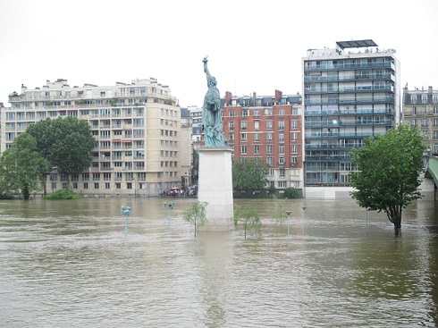 自由の女神像も水に浸かる