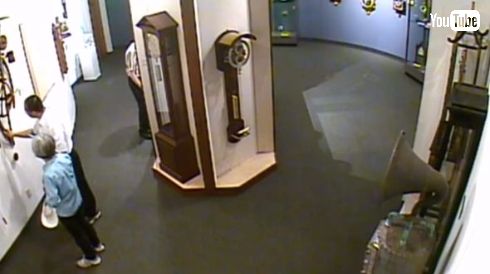 時計博物館 展示物に触る客