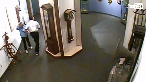 時計博物館 展示物に触る客