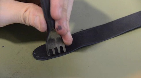革も手作業で加工します