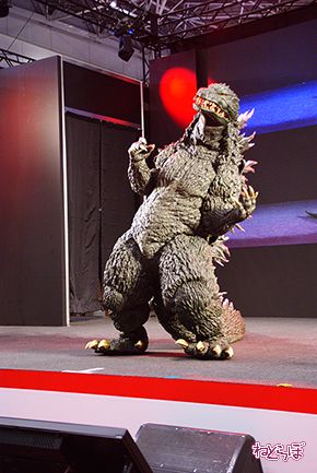 ゴジラ 大型フィギュア Amazon.co.jp: ゴジラ 巨大 24インチ モンスターの王 フィギュア
