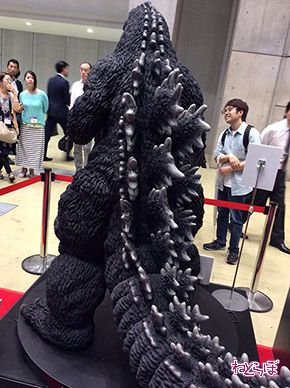 でっかい！ 183センチの“人間大ゴジラ”商品化プロジェクト進行中