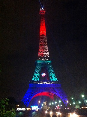 オーランドの銃乱射事件に追悼の意を示すエッフェル塔のライトアップ