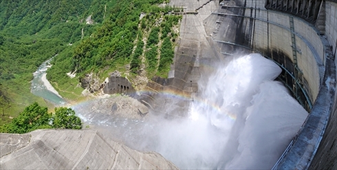 黒部ダム観光放水