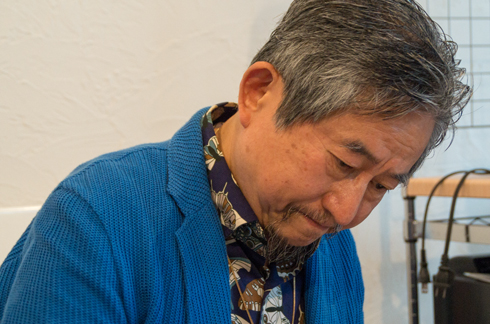 色紙を描く永井豪さん