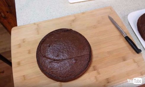 ゴキブリそっくりなケーキ