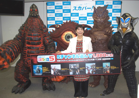 「ウルトラマン」初代ヒロイン・桜井浩子さんと怪獣4体が勢ぞろい