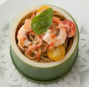 かぐや姫の竹筒入り プチトマトの冷製パスタ