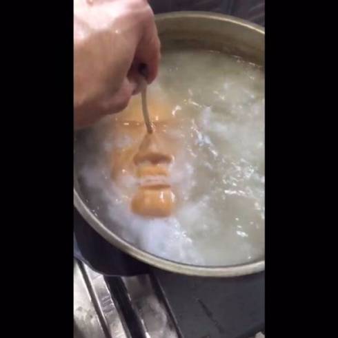 能面「泣いてる」