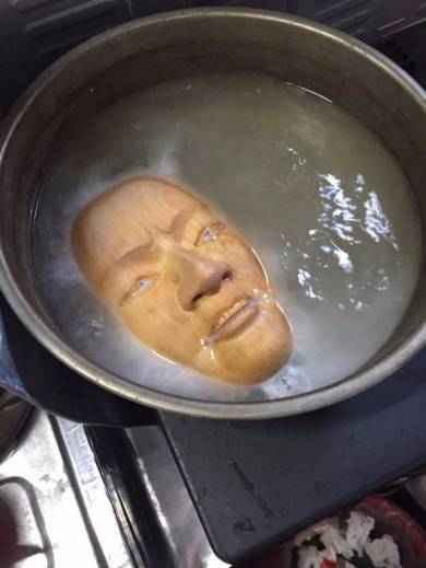 能面「泣いてる」