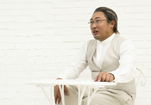 インタビューに答える秋山さん