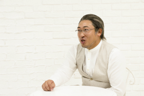 インタビューに答える秋山さん