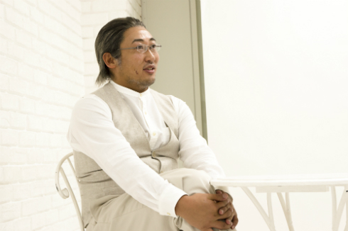 鈴木亮平さんとの思い出を振り返る秋山さん