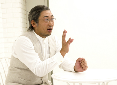 インタビューに答える秋山さん