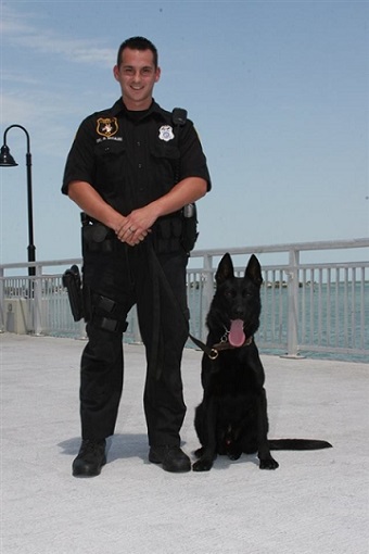 警察犬の元同僚に最後のお別れ