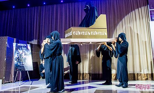 みこしに乗って登場した松平さん