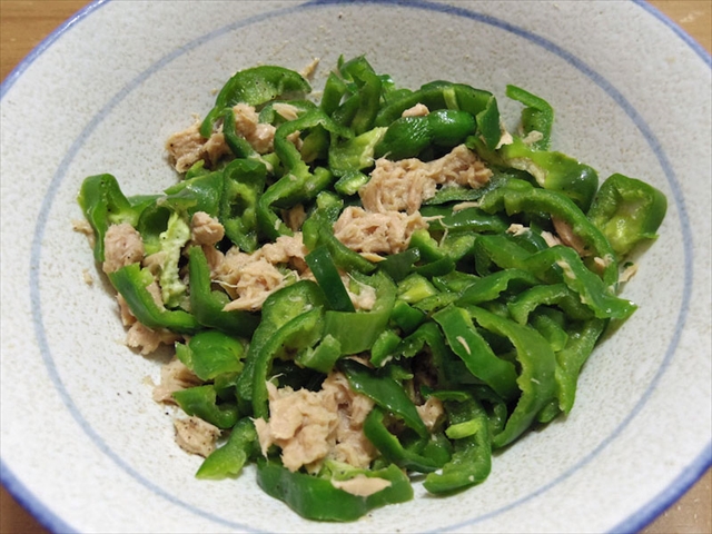 材料を切ってチンするだけ！　「無限ピーマン」でご飯が無限に進む