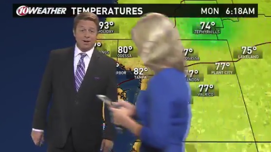 「ポケモンGO」に夢中でキャスターが生放送中のスタジオに乱入する放送事故が発生